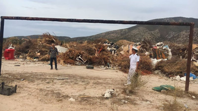 Datça'da futbol sahası belediyenin çöplüğüne döndü. İbibik ortaya çıkardı. Sedat Kaya yazdı