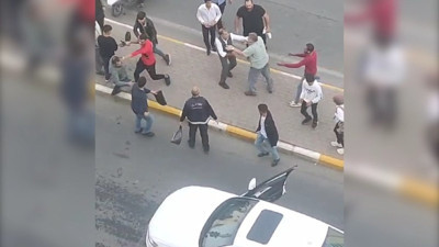 Kaza sonrası ortalık savaş alanına döndü! Tekmeler, yumruklar, sopalar havada uçuştu