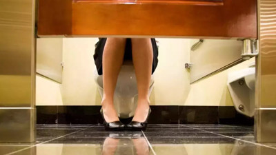 Öğrencilere kabusu yaşattı. Gemi kaptanı gözde üniversitenin kadınlar tuvaletine dadandı