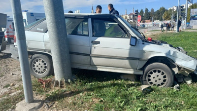Gediz'de iki otomobil çarpıştı: 3 yaralı