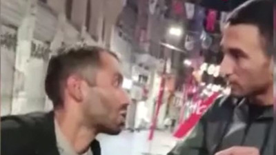 Gülerek Türk bayraklarını devirip üstüne bastı