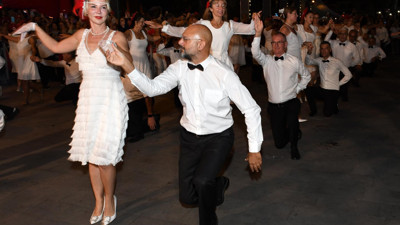 Kuşadası'nda 100 kişi aynı anda vals oynadı