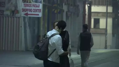 Ünlü oyuncuların aşk gecesi! İstiklal Caddesi'nde dudak dudağa görüntülendiler