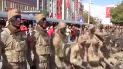 Komando birliğinden tüfeklerle zeybek oyunu