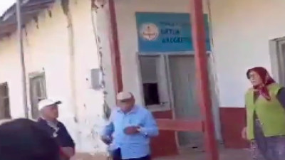 Çocuklar olmayınca köyün yaşlıları Cumhuriyet için şiir okudu