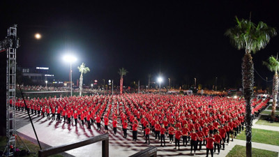 Antalya'da saat 19.23'te 1923 kişi zeybek oynayarak Atatürk'ü selamladı