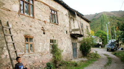 100 yıllık tarihi evde 49 yıldır asılıydı. Gören duygu patlaması yaşıyor