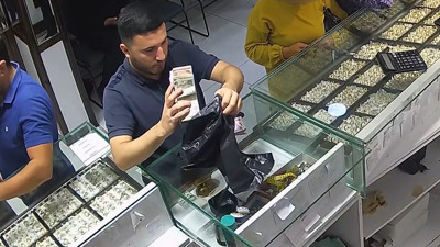 ‘Sazan sarmalı’ vurgunu kameraya böyle yansıdı. Deste deste paralar siyah poşette