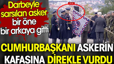 Cumhurbaşkanı askerin kafasına direkle vurdu. Darbeyle sarsılan asker bir öne bir arkaya gitti