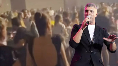 Özcan Deniz'i 100. yıl konserinde çatal bıçakla protesto ettiler