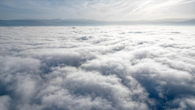 Kolonyasıyla meşhur şehirde sis denizi oluştu. Güneyde 3 kuzeyde 2 dağ çeviriyor