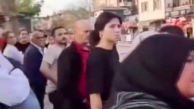 Otobüs şoförü konuşan yolculardan rahatsız olunca herkesi otobüsten indirdi