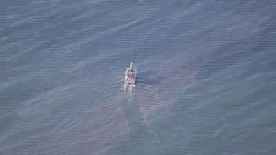 İsveç'te feribot karaya oturdu. Petrol sızıntısı başladı