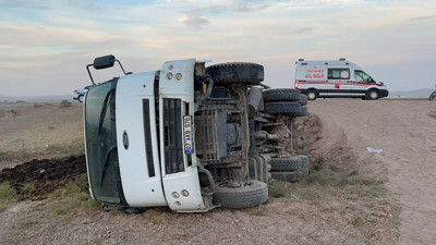 Aksaray’da kamyon şarampole devrildi: 2 yaralı