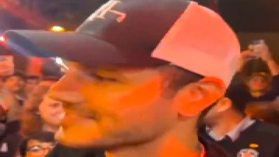 Icardi evinin önünde şeker dağıttı