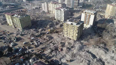 Ebrar Sitesi’nin betonu elle ufalanabilecek kadar dayanıksızmış. Bin 400 kişiye mezar olmuştu