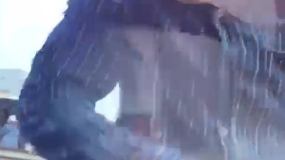 Trafik magandası korna çalan aracı defalarca yumrukladı