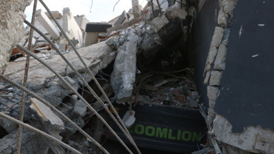 Bina iş makinesinin üzerine çöktü, operatör ölümden döndü