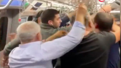 Metroda yumruk yumruğa kavga