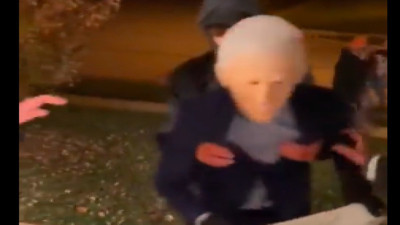 Amerika'da bir kişi Cadılar Bayramı kostümü olarak Düşen Joe Biden'ı tercih etti