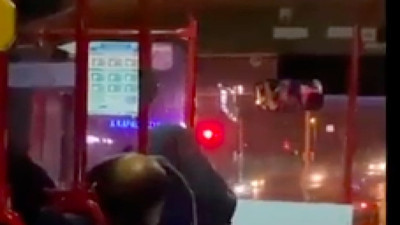 Dolmuşta yüksek sesle dua dinleyen kadın, şoförü çileden çıkardı: "Ablacım amin, amin. Hepsine amin ya!"