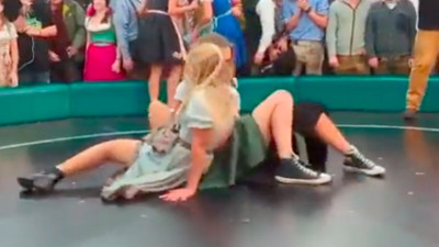 Alman kadınlar geleneksel Oktoberfest oyunuyla izleyenleri heyecanlandırdı