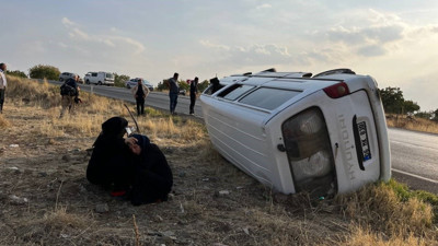 Tarım işçilerini taşıyan minibüs devrildi: 2 yaralı