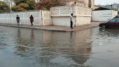 Mardin'i sağanak vurdu! Cadde ve sokaklar göle döndü…