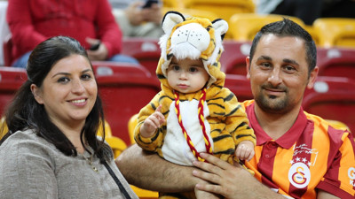 Rams Park çocuklarla güzel. Minik taraftarlar maça renk kattı