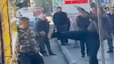 Kendini yakmak isteyen adamı uçan tekmeyle kurtardı