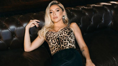 Hadise sırt dekolteli pozunu paylaştı. Dövmeleri dikkat çekti