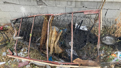 Evsiz adam kendi kurduğu kulübede yanarak can verdi