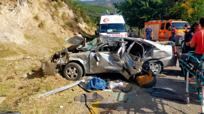 El freni çekilmeyen otomobil uçurumdan yuvarlandı: 1'i ağır 4 yaralı