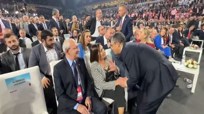 Kurultayın en dikkat çekici anı. Selvi Kılıçdaroğlu Özgür Özel'i uyardı