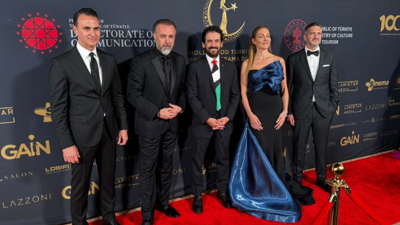 Bakan yardımcısı İsrail'e tepkisini ABD'de böyle gösterdi: Türk bayraklı rozet ve Filistin bayrağını taşıyan kravat