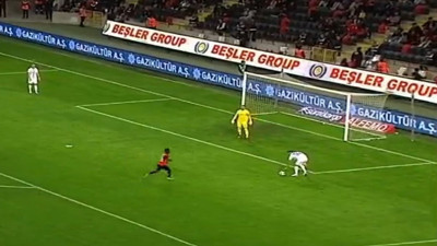 Süper Lig'de sahalarda ender görülen pozisyon: Rizesporlu Emirhan topu eline aldı hakem penaltı çaldı