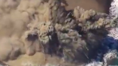 Denizin altındaki volkanik dağ patladı.