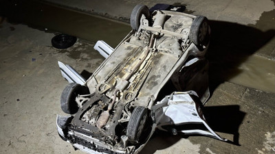 Küçükçekmece'de kaza yapan araç sulama kanalına düştü: 1'i bebek 5 yaralı