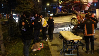 Otomobil beton pompa aracı ile refüj arasına sıkıştı