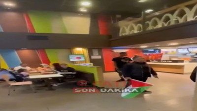 Sultanahmet'teki McDonalds'ta İsrail protestosu. Yemek yiyen müşterilere bu sözlerle tepki gösterdiler