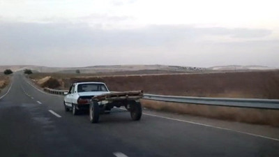 Adıyaman'da bir otomobil at arabasını çekerken görüntülendi