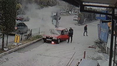 Sürücü kaputu açtı neye uğradığını şaşırdı