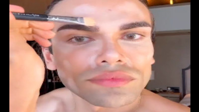 Makyaj yapmak isteyen erkeklere tüyolar verdi...