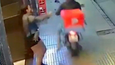 Genç kadının elinden telefonunu çaldı