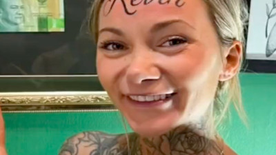 Eşinin adını alnına dövme yaptıran kadın