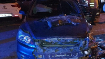 Alkollü sürücü faciaya neden oldu. Araçların arasında kalan kadının bacağı koptu