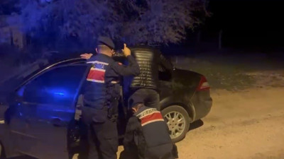 Kendilerini jandarma ve polis görevlisi olarak tanıtan dolandırıcılar jandarmadan kaçamadı