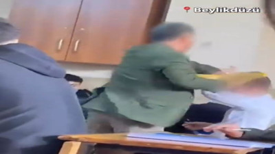 Öğrencisini kitapla acımasızca dövdü. Beylikdüzü'nde skandal görüntüler. Bu nasıl öğretmen böyle