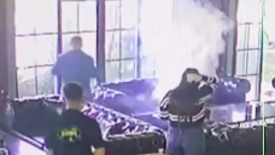 Masadaki cep telefonu birden patladı