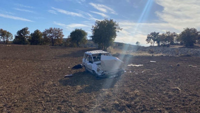 Afyonkarahisar'da otomobil tarlaya devrildi: 1 ölü, 2 yaralı